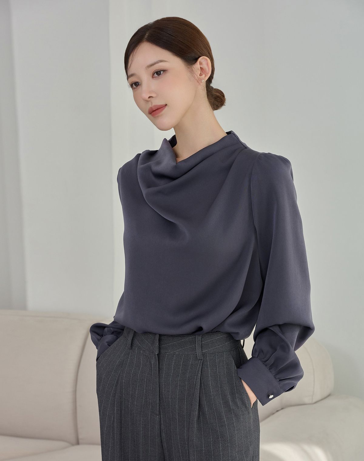 지에마르(GIEMAR) NECK DRAPE BLOUSE CHARCOAL 넥 드레이프 블라우스 차콜
