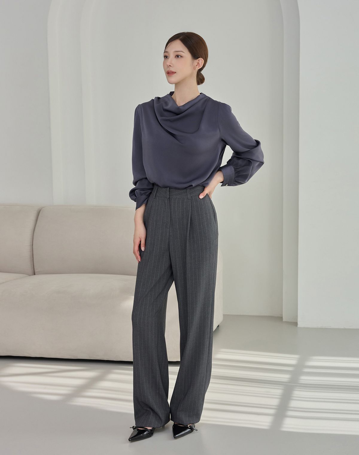 지에마르(GIEMAR) NECK DRAPE BLOUSE CHARCOAL 넥 드레이프 블라우스 차콜