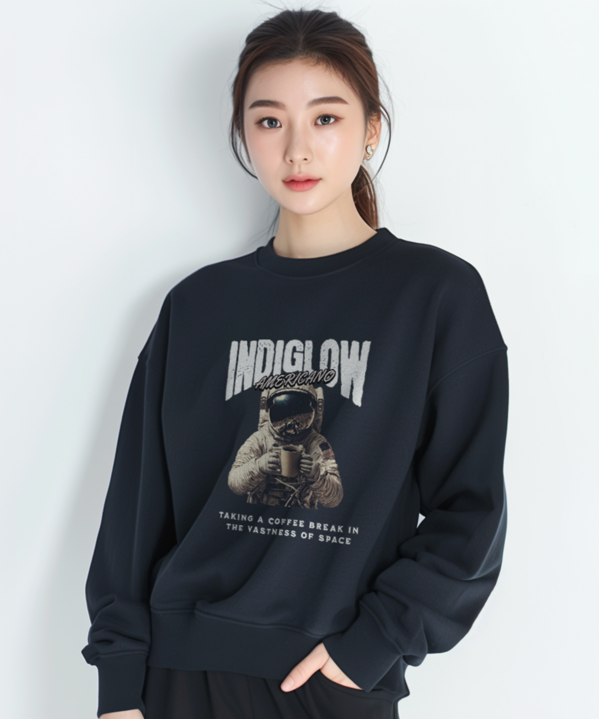 인디글로우(INDIGLOW) 우주인 커피한잔 빈티지 그래픽 티셔츠