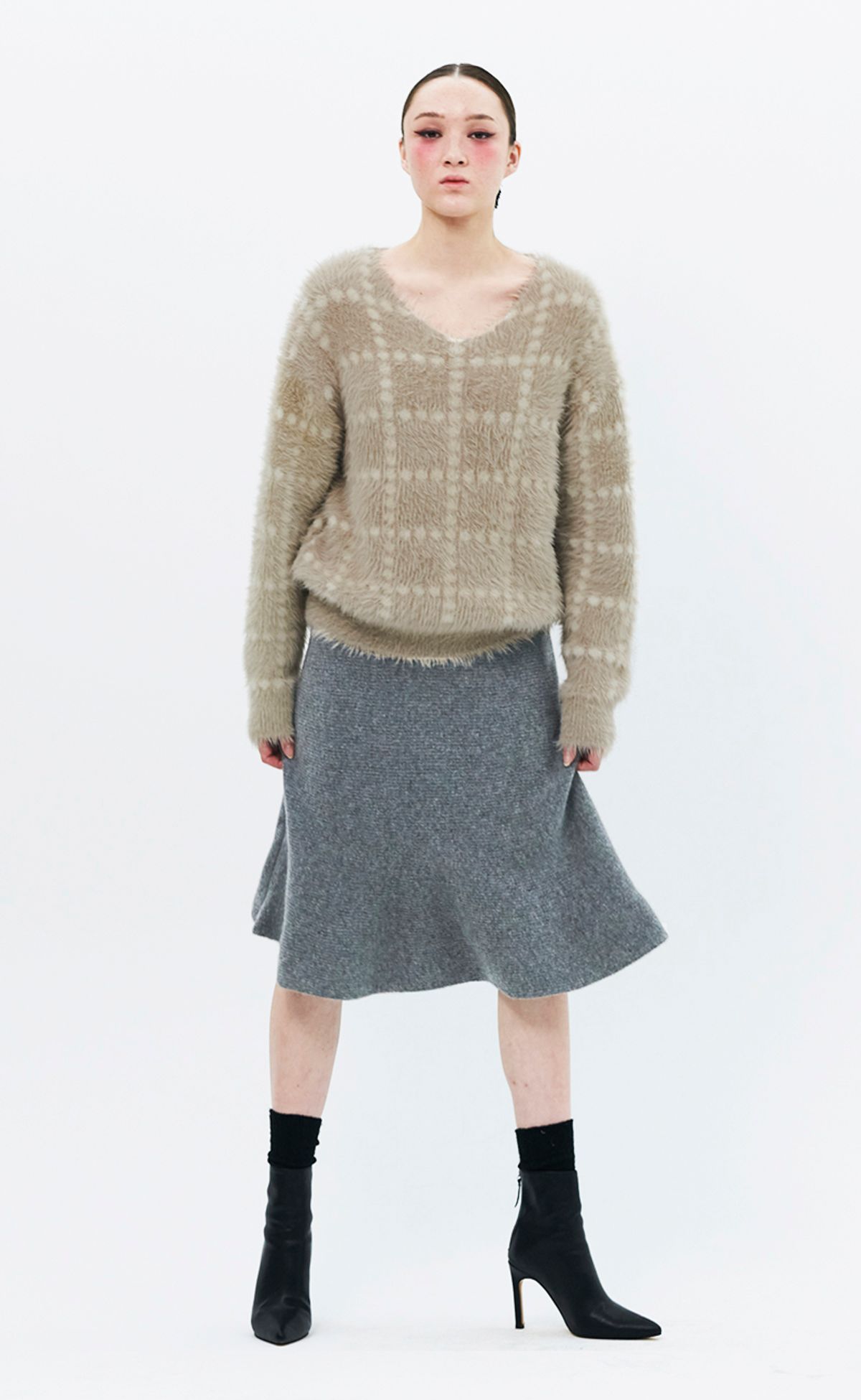 로희어패럴(ROHEE APPAREL) 소프트 장모 체크 자카드 브이넥 니트  / 베이지