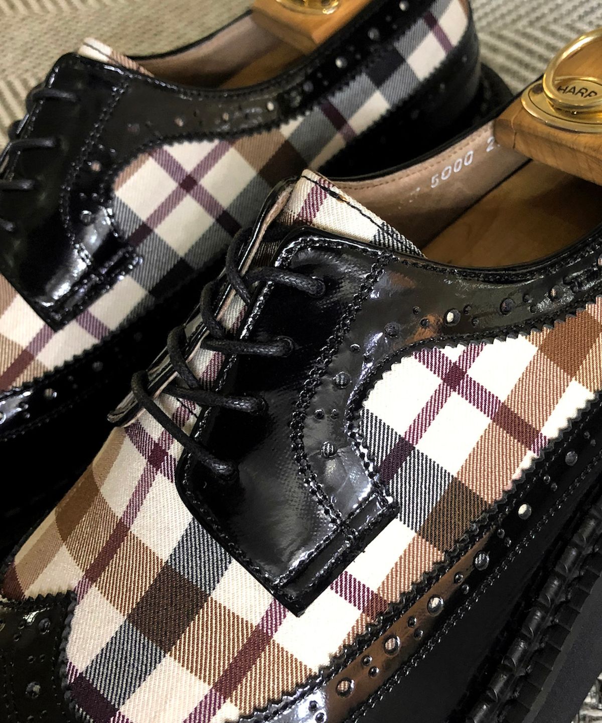 조앤슈(JOENSHOE) 헤이마켄 클래식체크 5cm 오버솔 윙팁 블랙