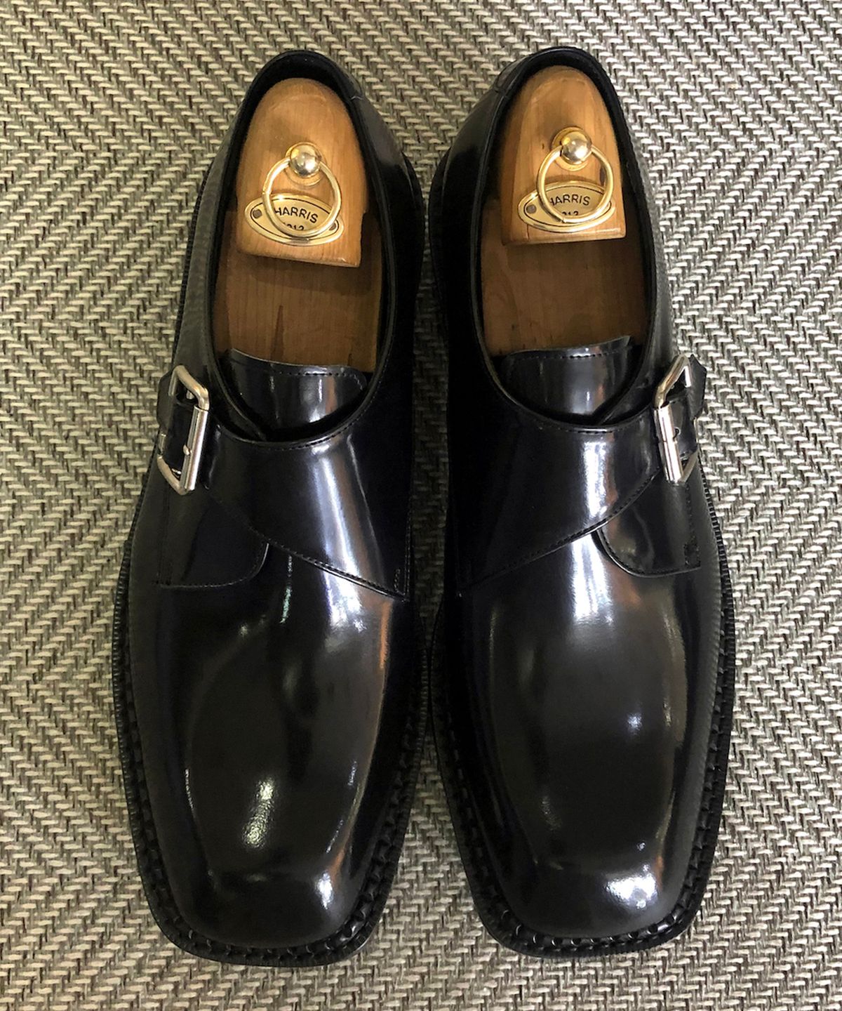 조앤슈(JOENSHOE) 라운딩 토우컷 싱글 몽크스트랩 블랙복스