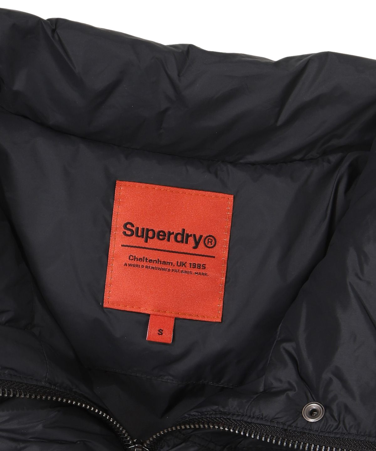슈퍼드라이(SUPERDRY) W 글로시 크롭 다운 베스트 블랙