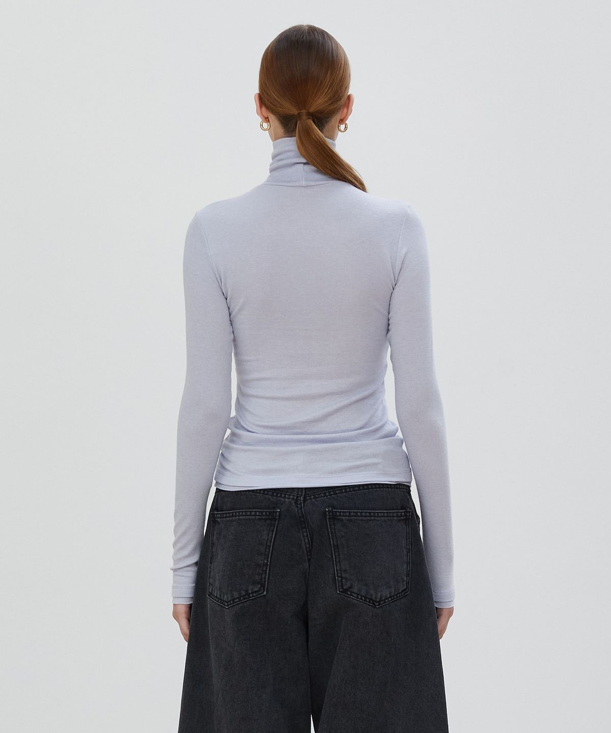 노티아(NOTIA) SLIM TURTLE NECK T-SHIRTS - LIGHT BLUE