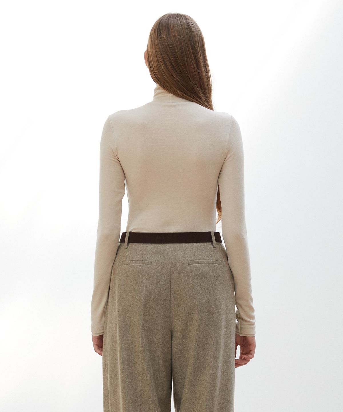 노티아(NOTIA) SLIM TURTLE NECK T-SHIRTS - BEIGE