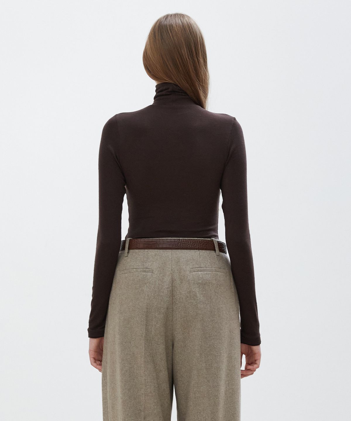 노티아(NOTIA) SLIM TURTLE NECK T-SHIRTS - BROWN