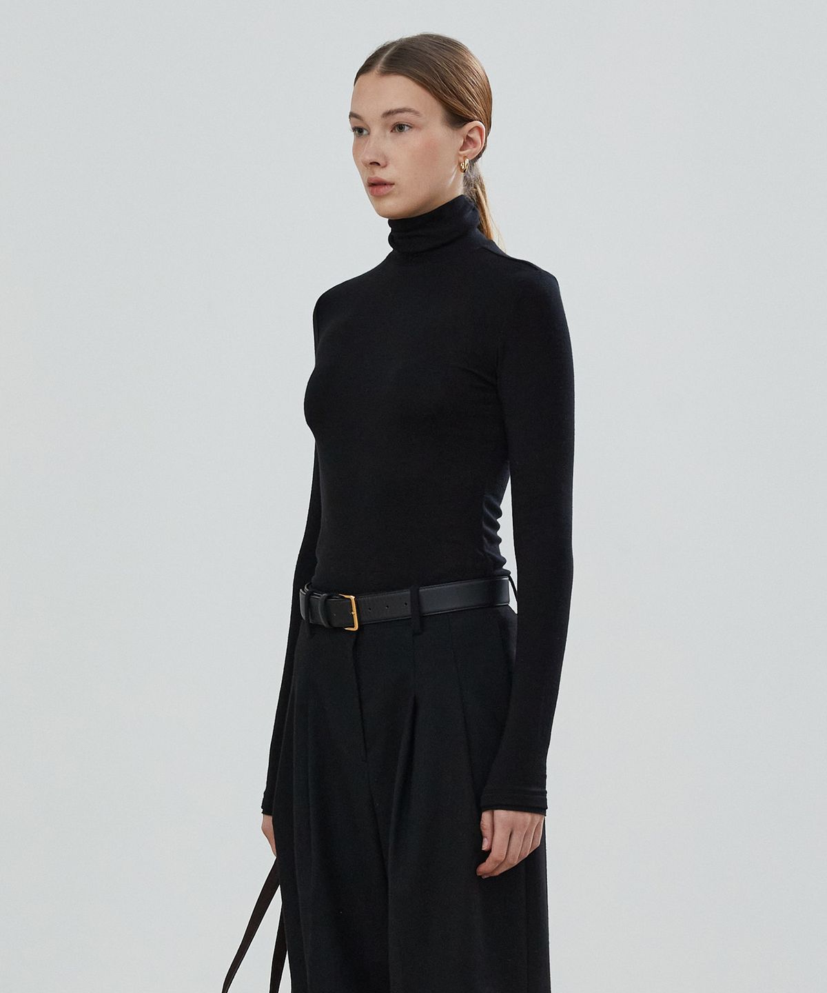 노티아(NOTIA) SLIM TURTLE NECK T-SHIRTS - BLACK