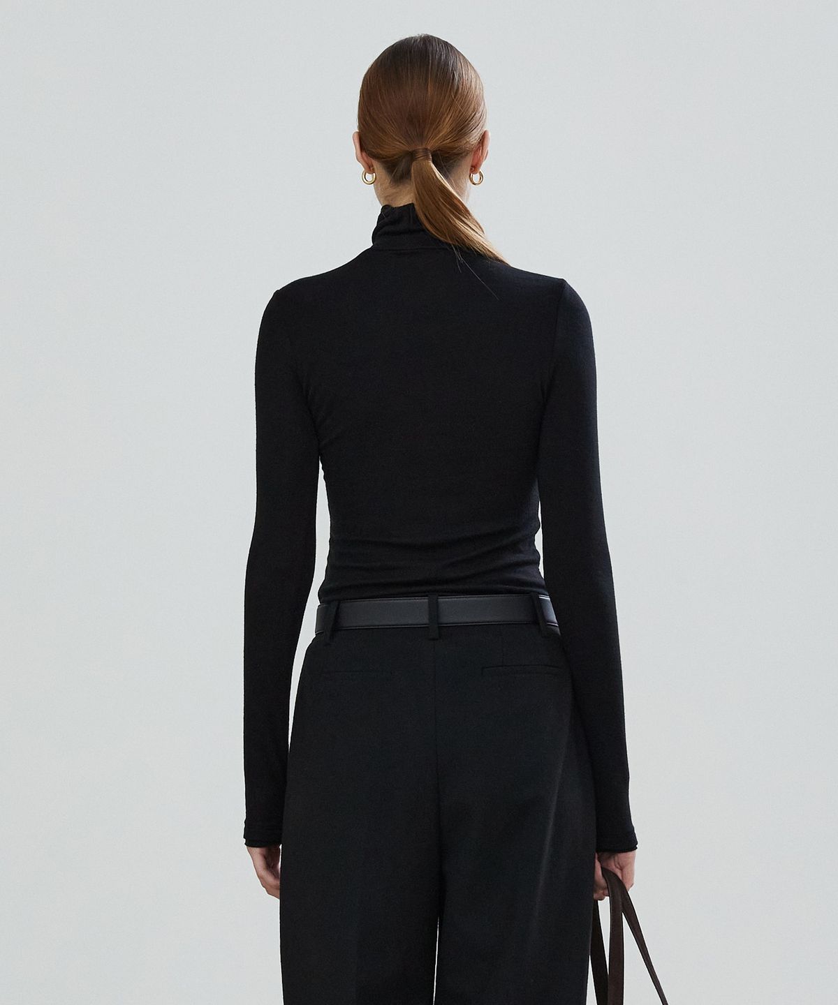 노티아(NOTIA) SLIM TURTLE NECK T-SHIRTS - BLACK