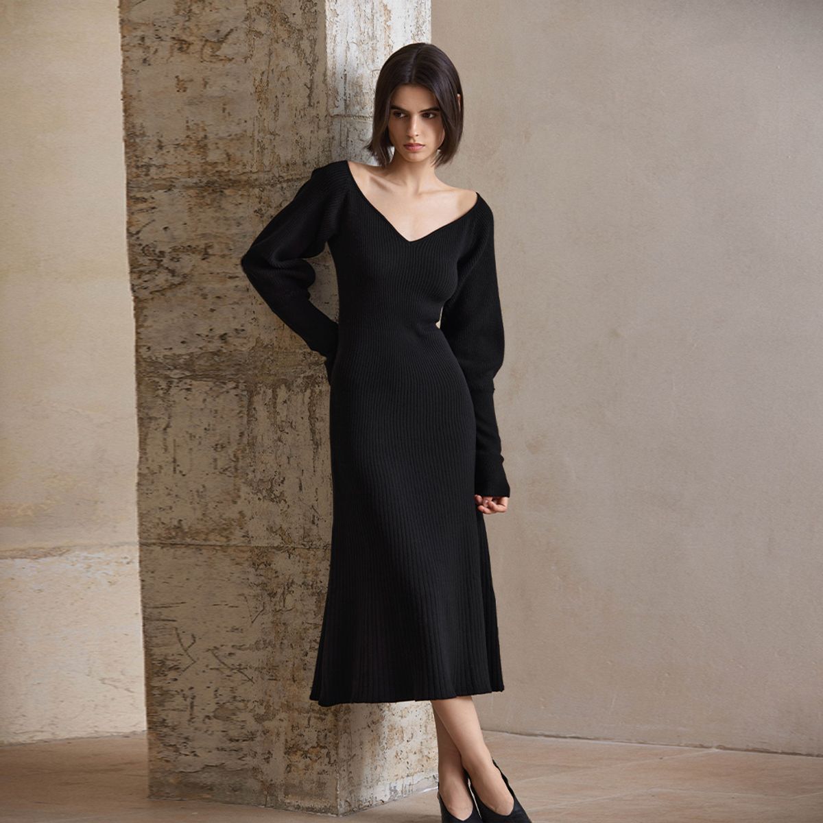 와이와이아이엠(YYIAM) YY_Slit neck slim black knit dress