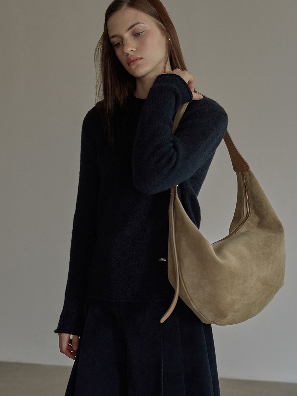 비뮤즈맨션(BEMUSE MANSION) Real suede hobo bag - Sand beige