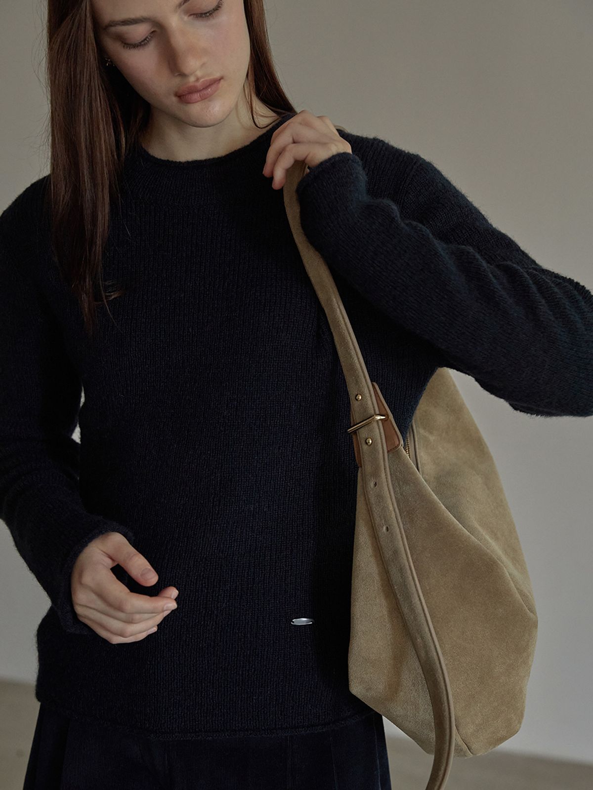 비뮤즈맨션(BEMUSE MANSION) Real suede hobo bag - Sand beige