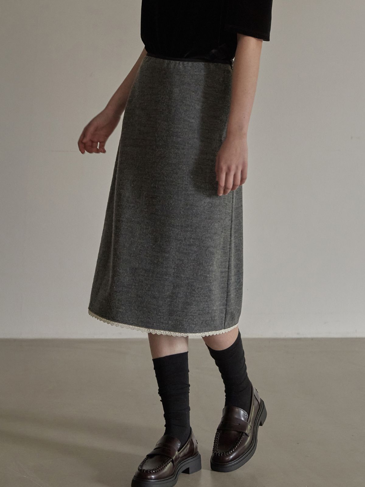 비뮤즈맨션(BEMUSE MANSION) Lace detail A line skirt - Charcoal