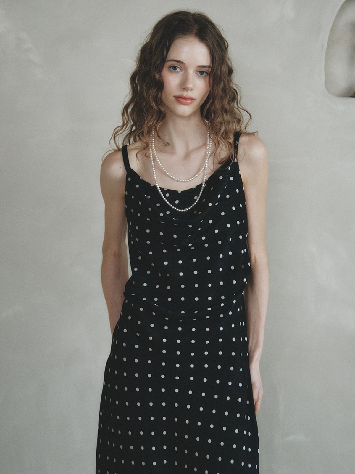 르니나(LENINA) LABETTI dot long sleeveless dress_BLACK