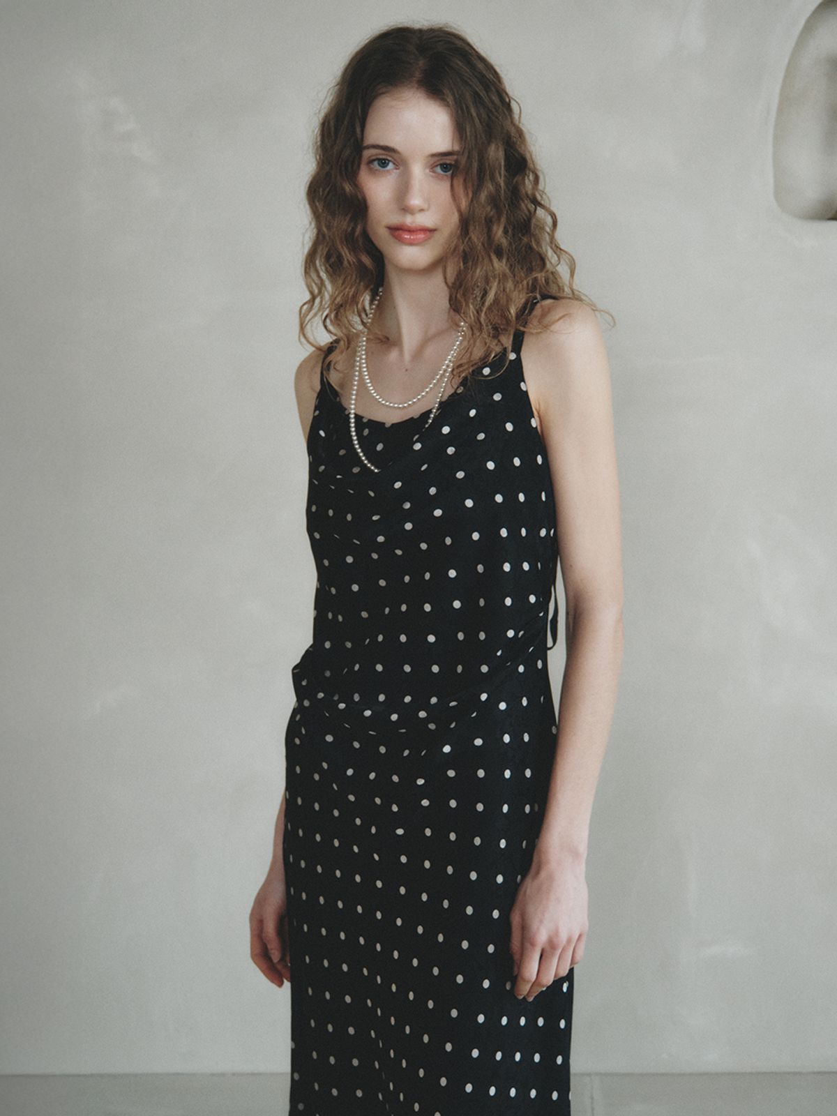 르니나(LENINA) LABETTI dot long sleeveless dress_BLACK