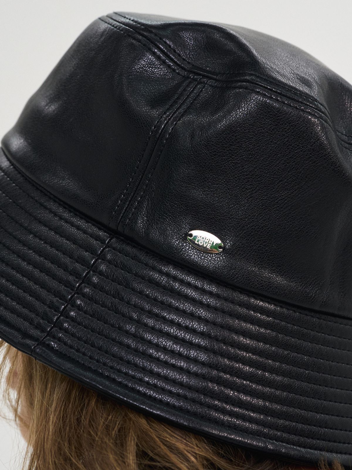 쏘리, 투 머치 러브(SORRY, TOO MUCH LOVE) Faux Leather Bucket Hat_Black