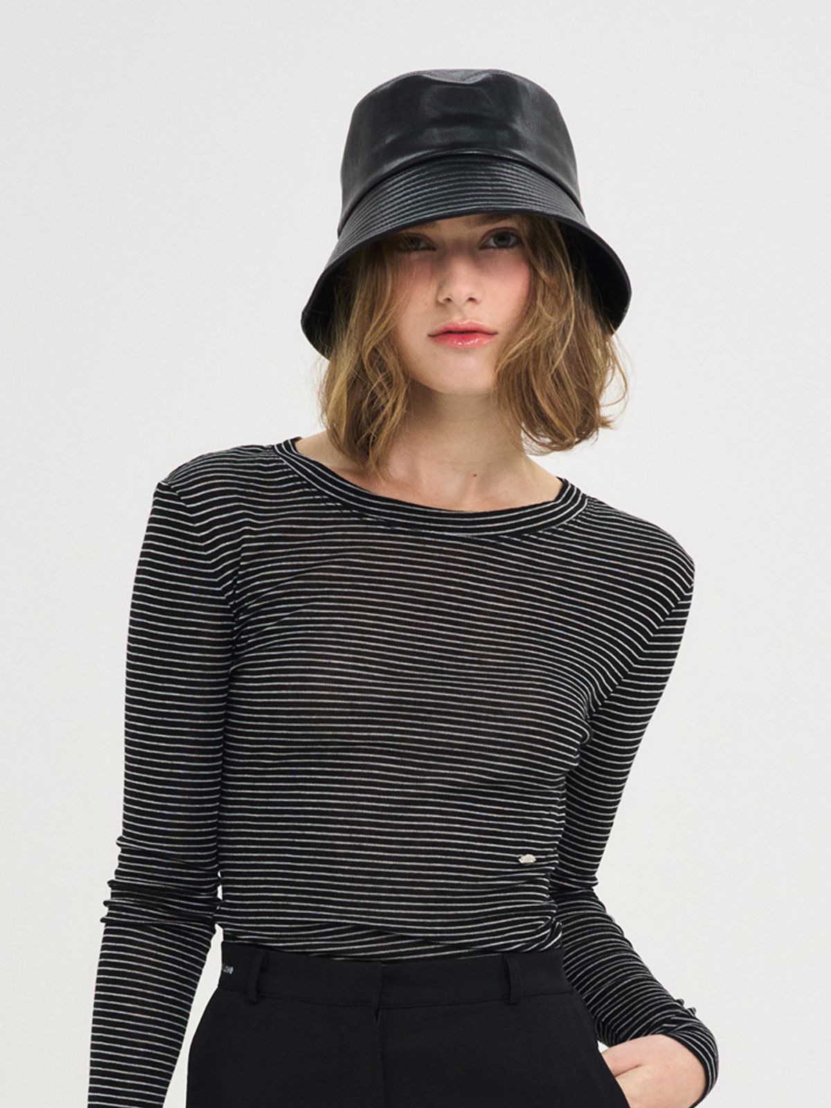 쏘리, 투 머치 러브(SORRY, TOO MUCH LOVE) Faux Leather Bucket Hat_Black