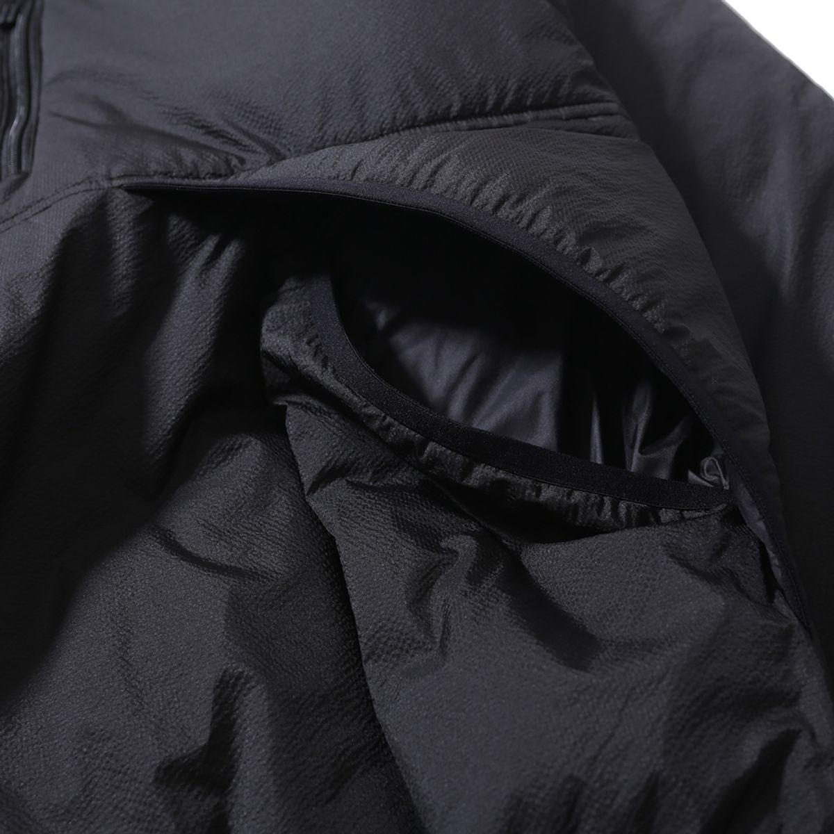 모이프(MOIF) [AW23]OVER TRACK INSULATED HALF-ZIP / BLACK