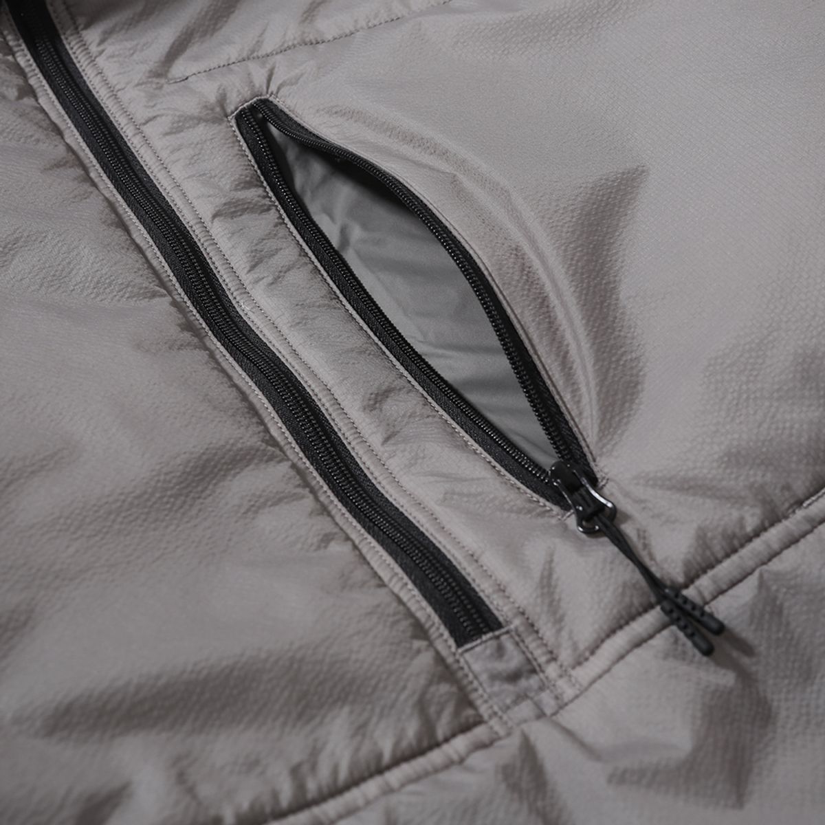 모이프(MOIF) [AW23]OVER TRACK INSULATED HALF-ZIP / GRAY