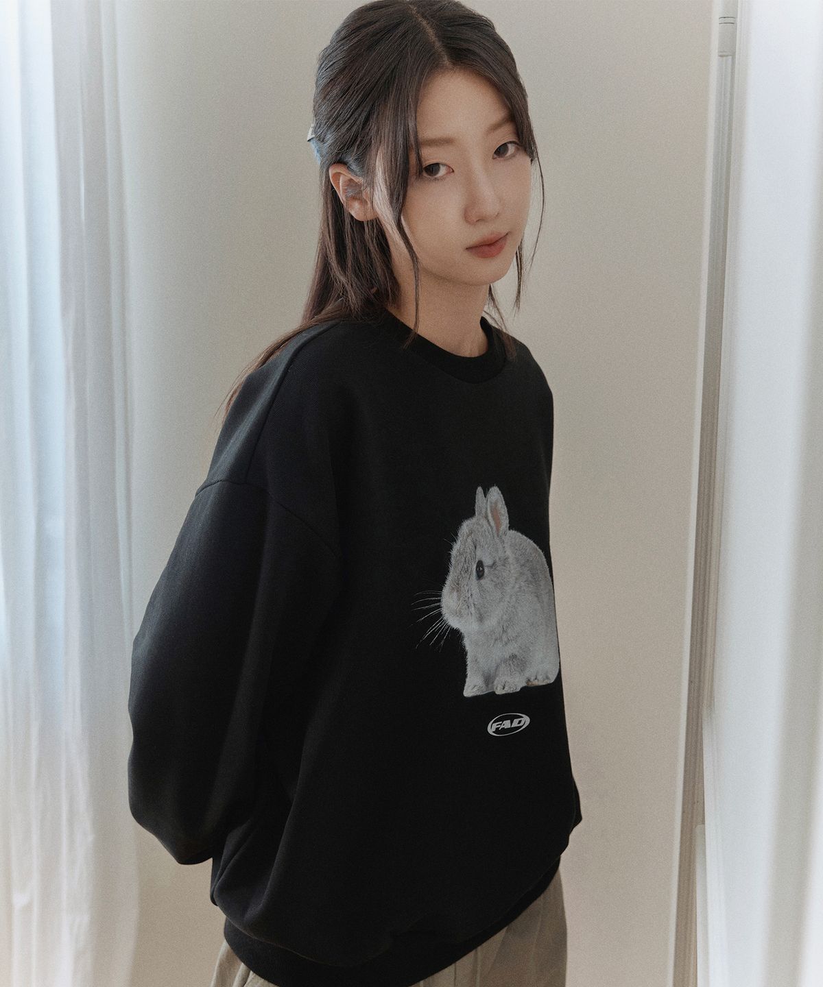 에프에이디(FAD) 스위티 그래픽 래빗 스웻셔츠 (블랙)
