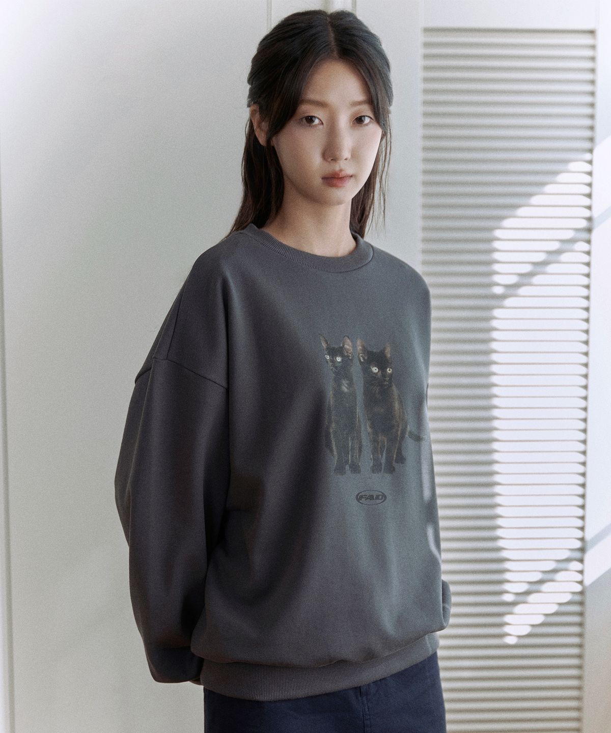 에프에이디(FAD) 스위티 그래픽 캣 스웻셔츠 (차콜)