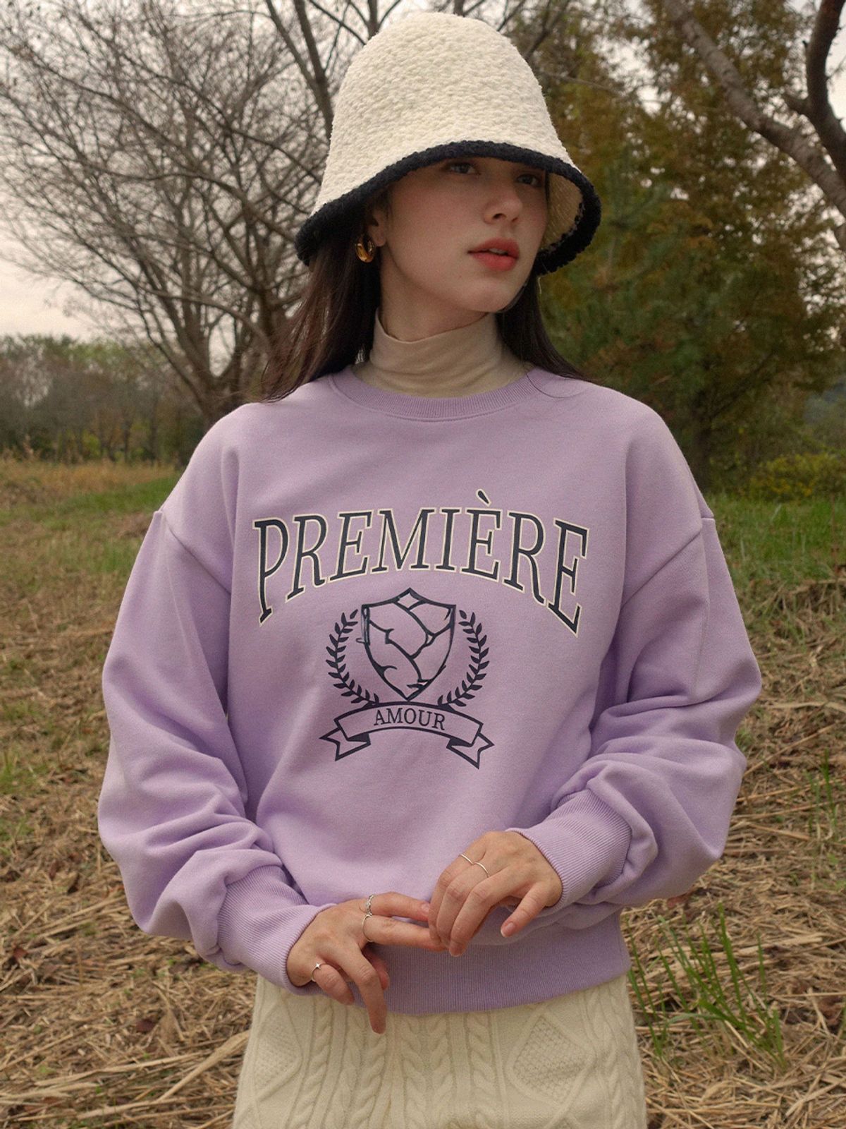 프뮤아무르(PREMIERE AMOUR) 캠퍼스 엠블럼 스웨트셔츠 - 라벤더