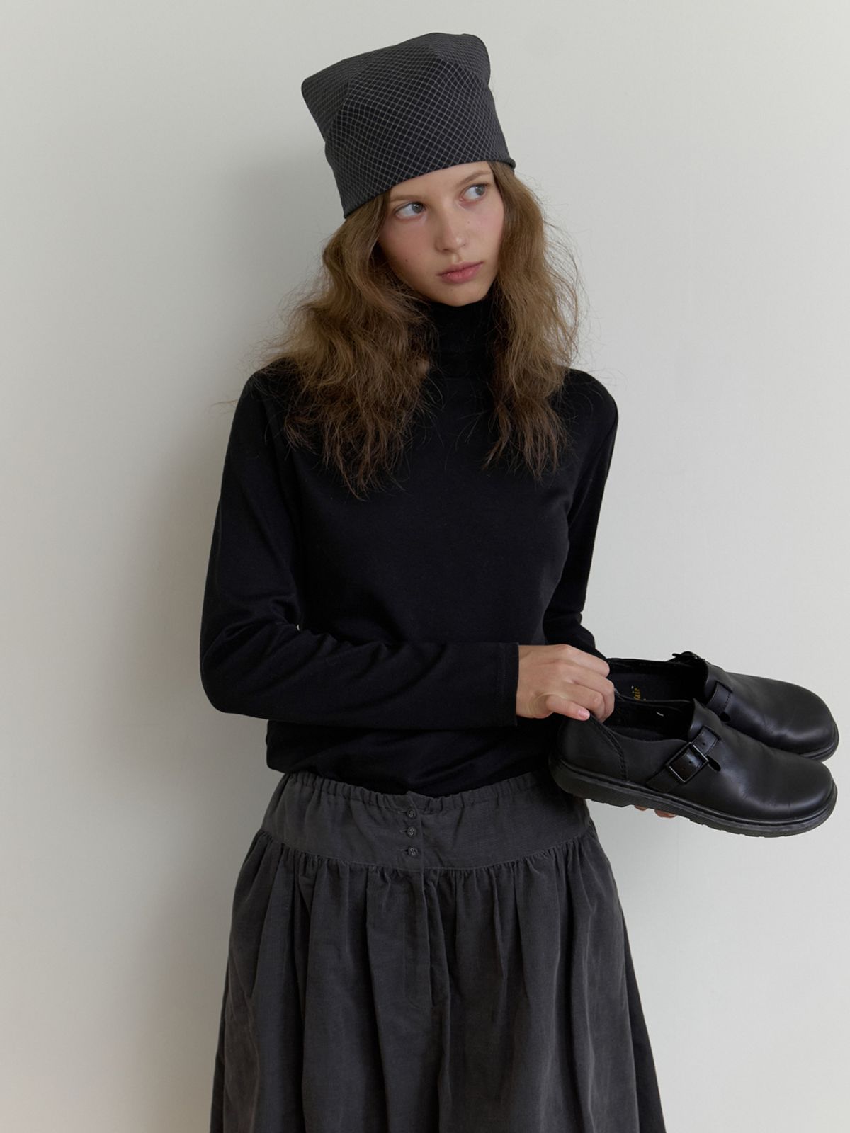 더미튼(THEMITTEN) Avo turtleneck t-shirt (black)