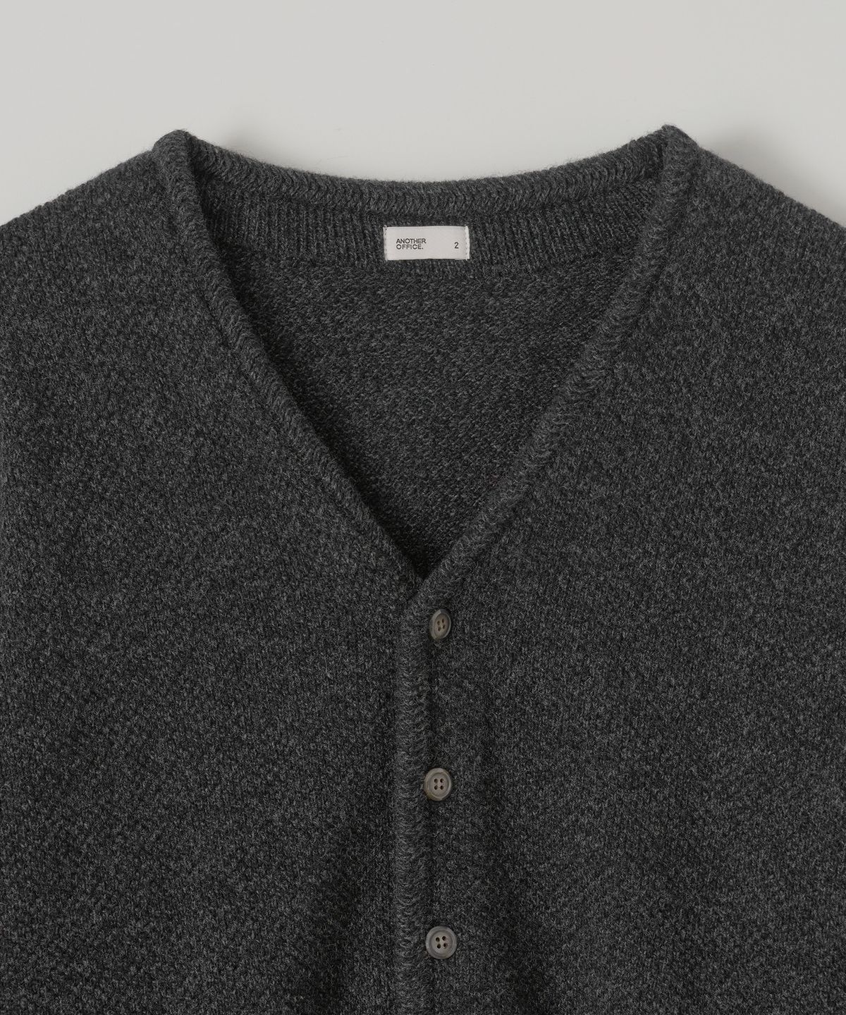어나더 오피스(ANOTHER OFFICE) Moss Stitch V-Neck Cardigan (Charcoal)