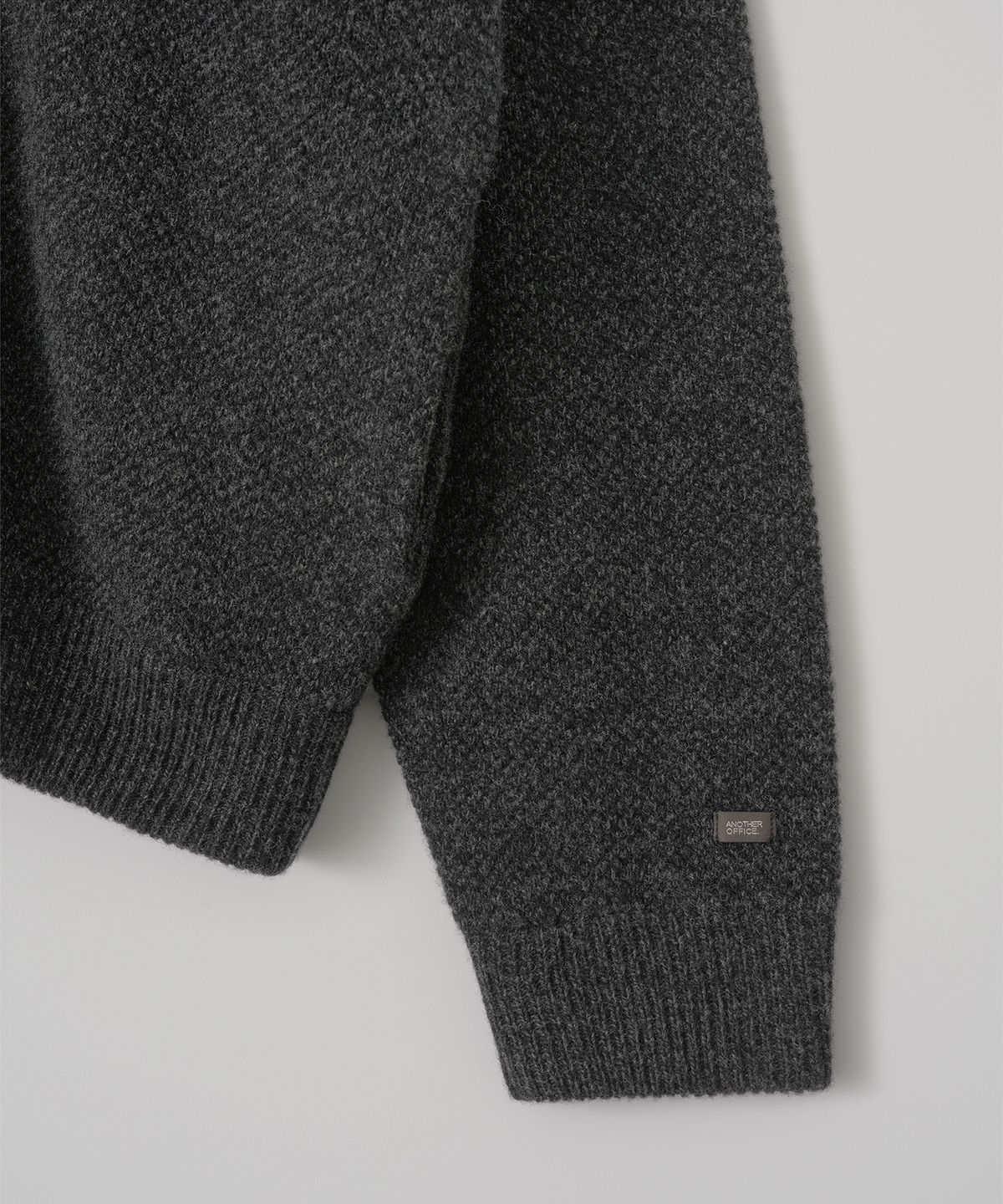 어나더 오피스(ANOTHER OFFICE) Moss Stitch V-Neck Cardigan (Charcoal)