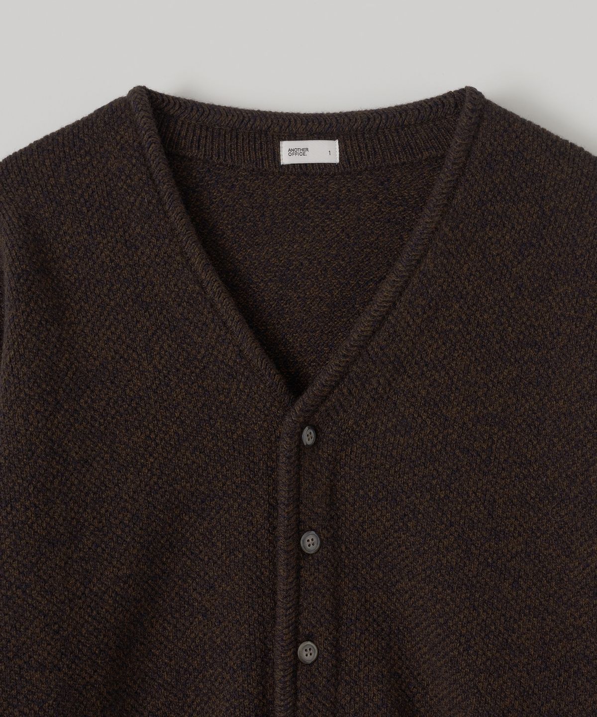 어나더 오피스(ANOTHER OFFICE) Moss Stitch V-Neck Cardigan (Brown)