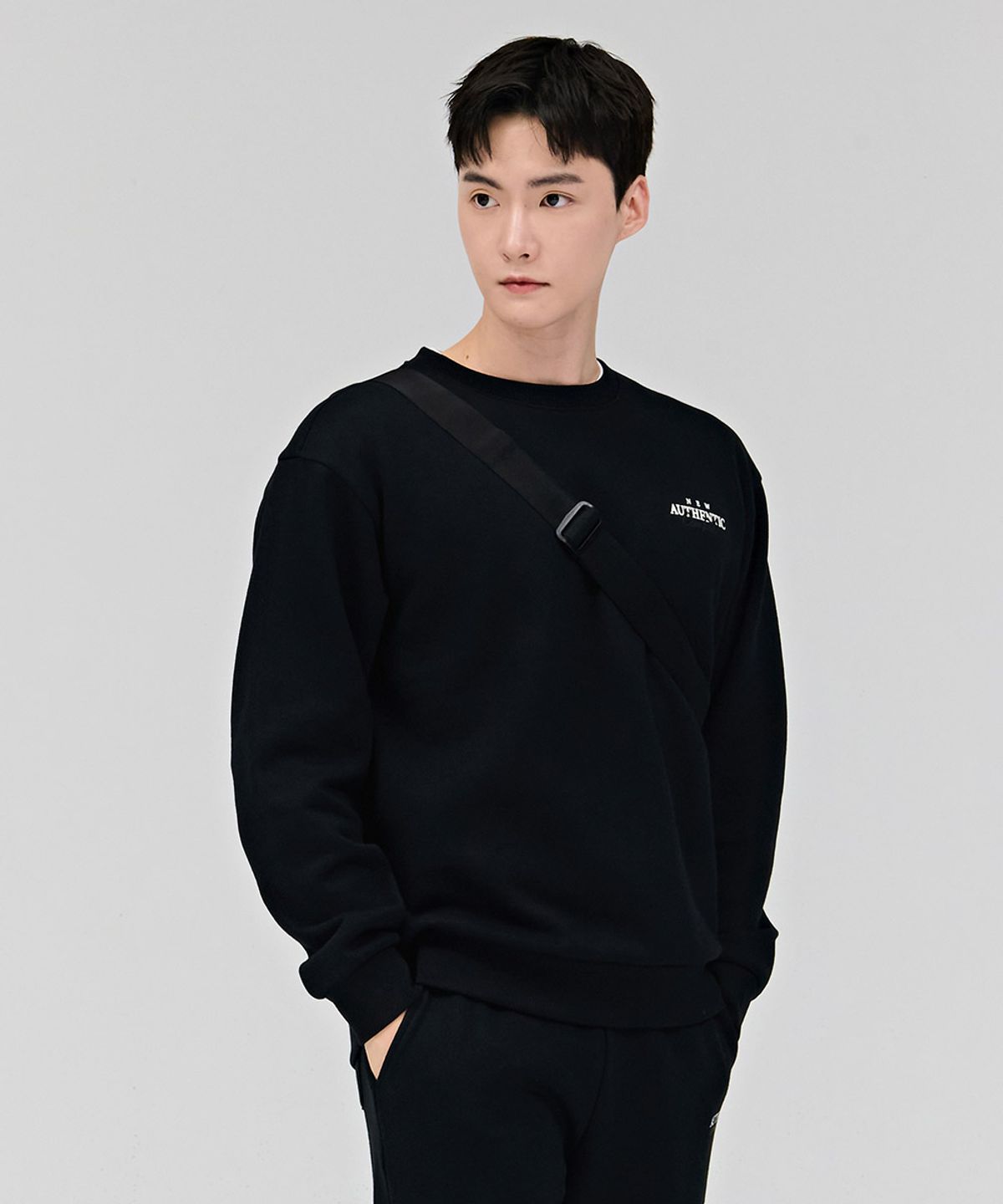 체이스컬트(CHASECULT) 공용 에센셜 레터링 기모 맨투맨 티셔츠-블랙