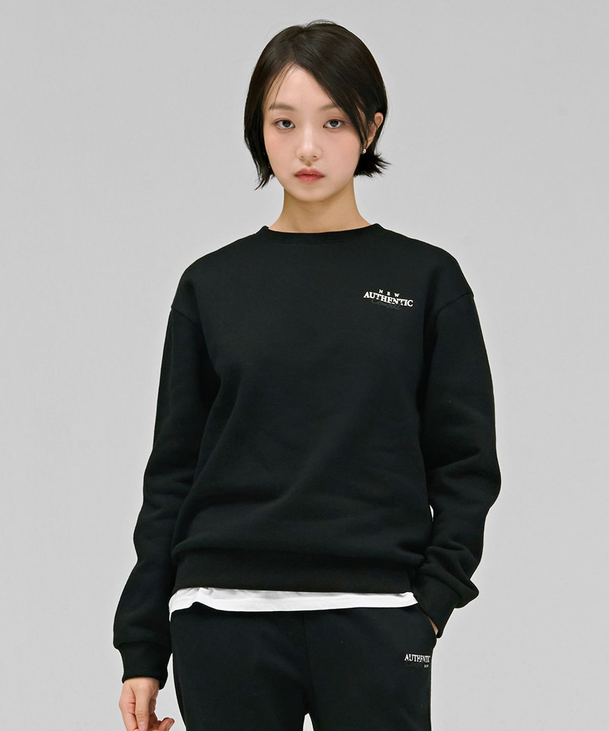 체이스컬트(CHASECULT) 공용 에센셜 레터링 기모 맨투맨 티셔츠-블랙