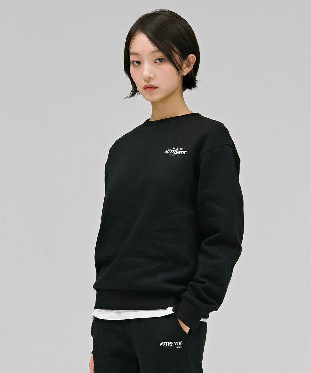 체이스컬트(CHASECULT) 공용 에센셜 레터링 기모 맨투맨 티셔츠-블랙