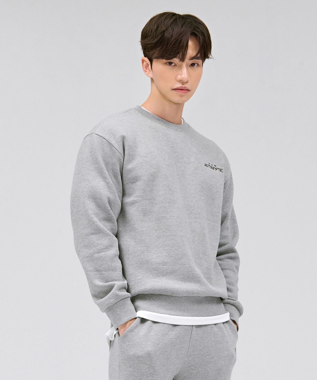 체이스컬트(CHASECULT) 공용 에센셜 레터링 기모 맨투맨 티셔츠-그레이