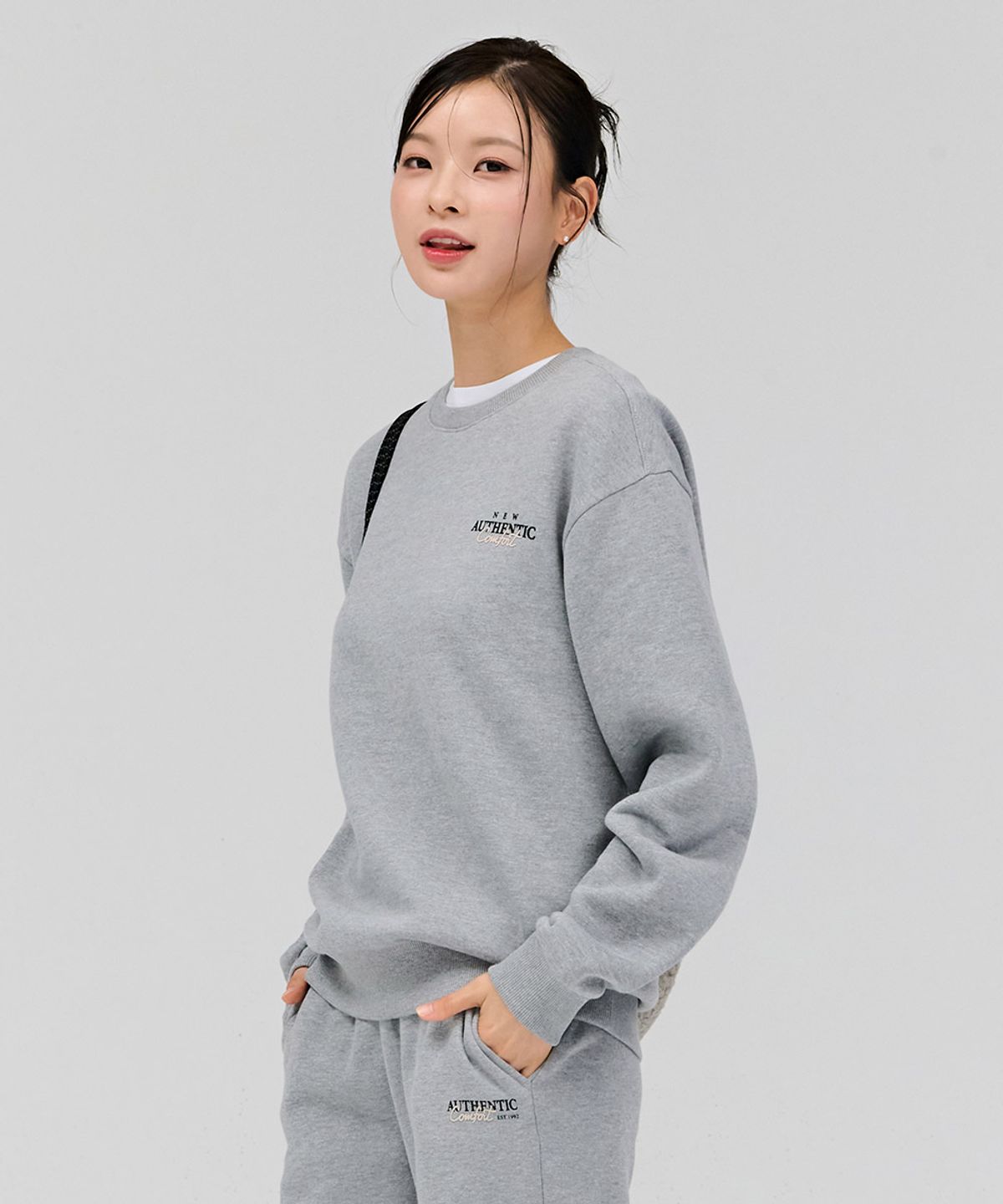 체이스컬트(CHASECULT) 공용 에센셜 레터링 기모 맨투맨 티셔츠-그레이