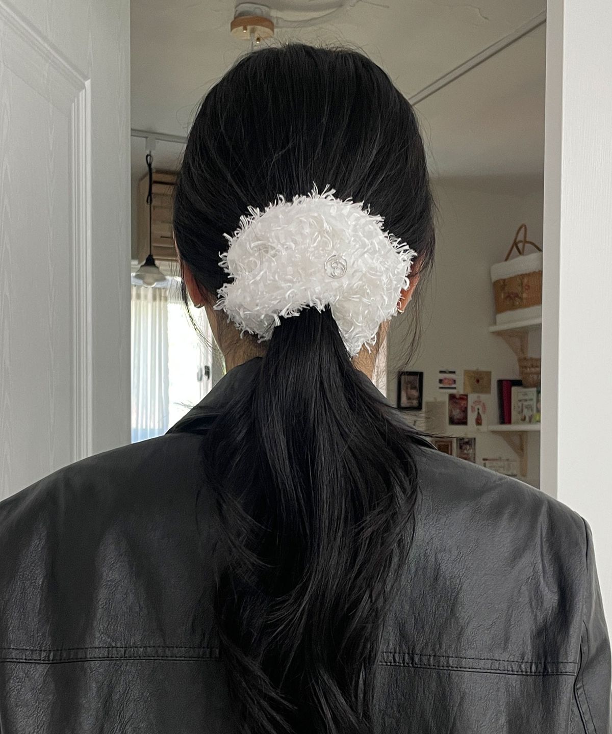 38컴온커먼(38COMEONCOMMON) Feather Symbol Scrunchie (White)