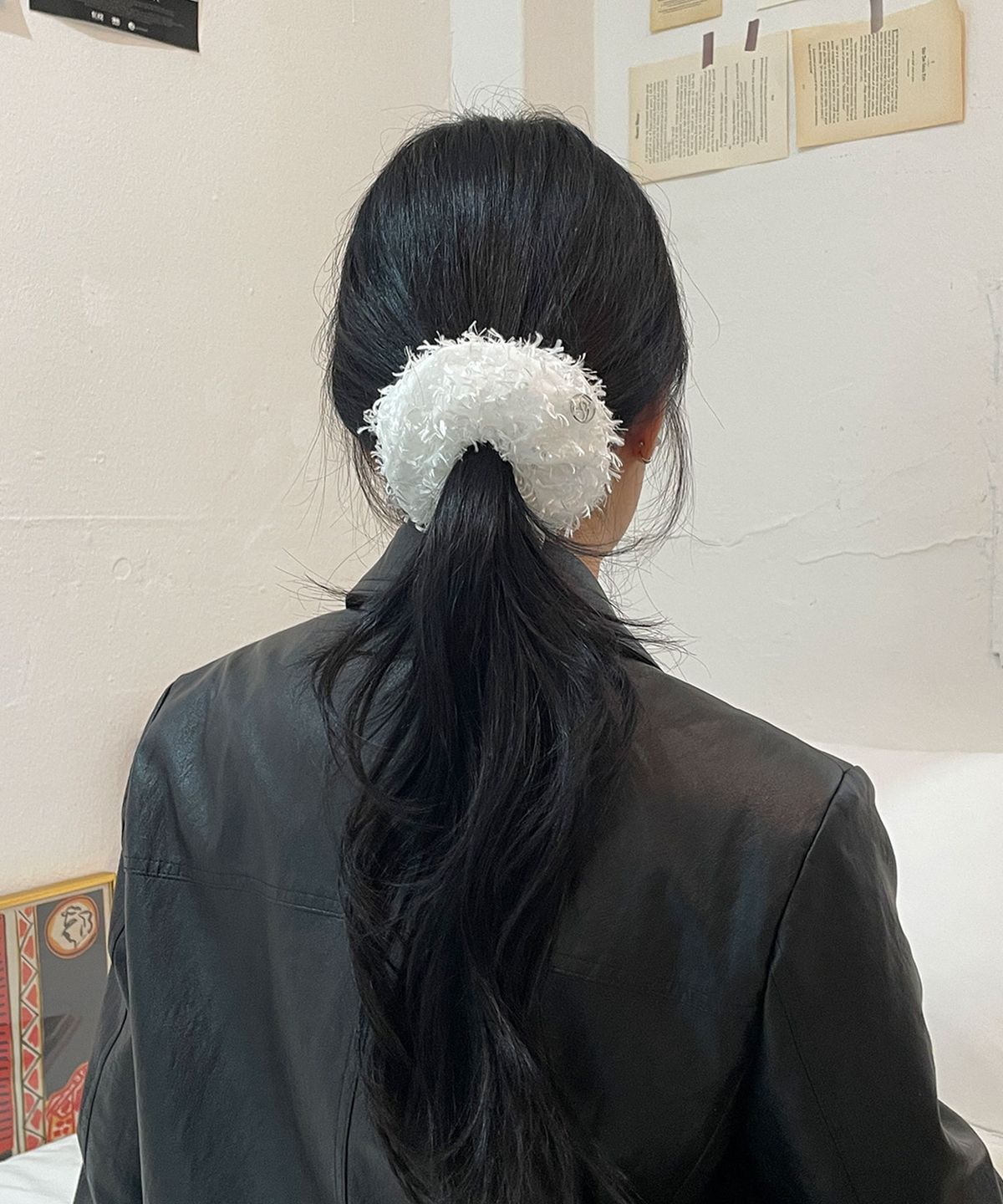 38컴온커먼(38COMEONCOMMON) Feather Symbol Scrunchie (White)