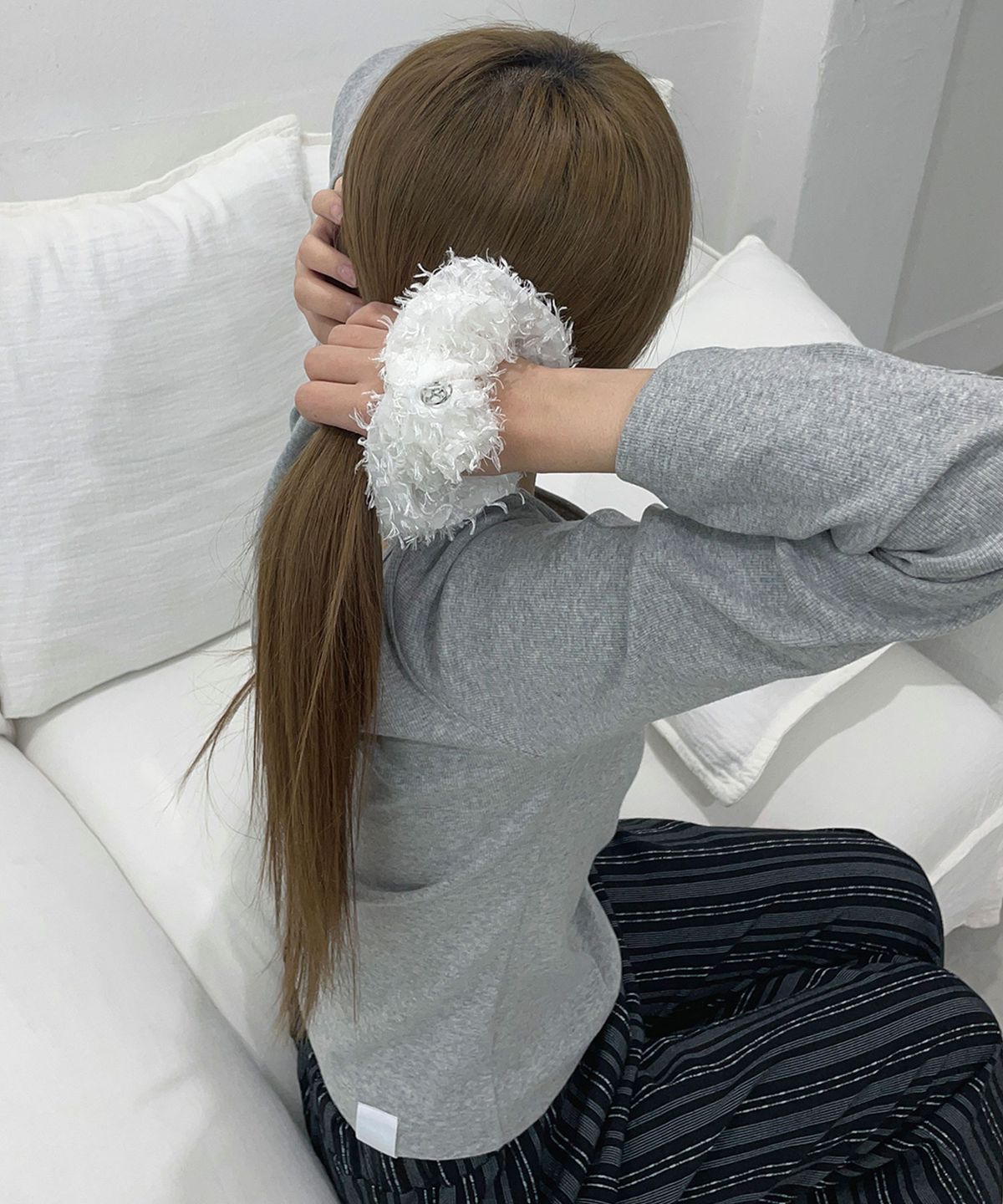 38컴온커먼(38COMEONCOMMON) Feather Symbol Scrunchie (White)