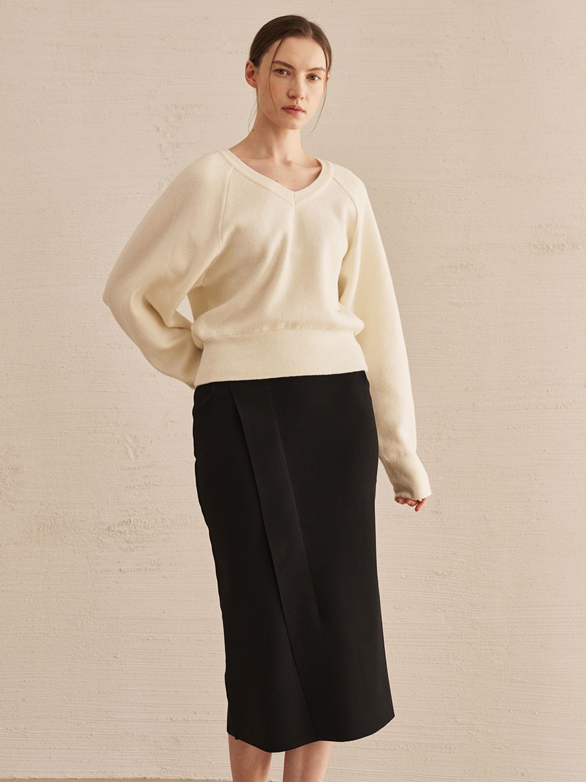 누브(NOUVE) Slit Cut Out  Skirt -Black