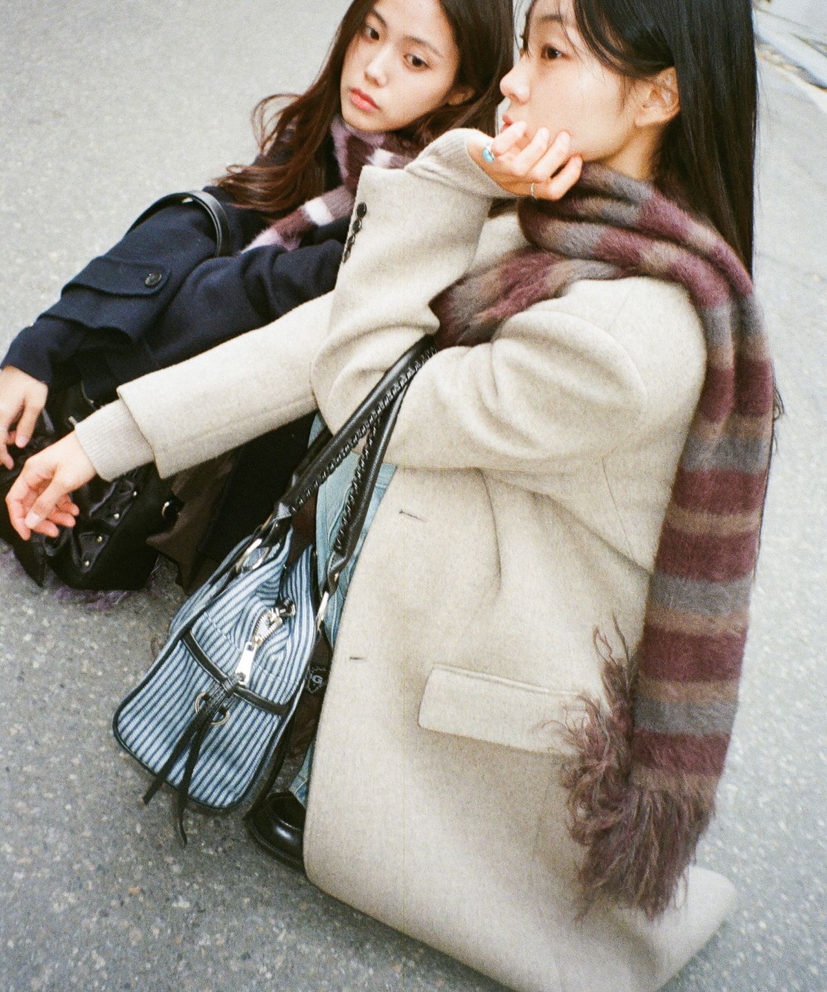 이우가마카라스(IUGAMAKARAS) Striped Hairy Bold Muffler (Brown)