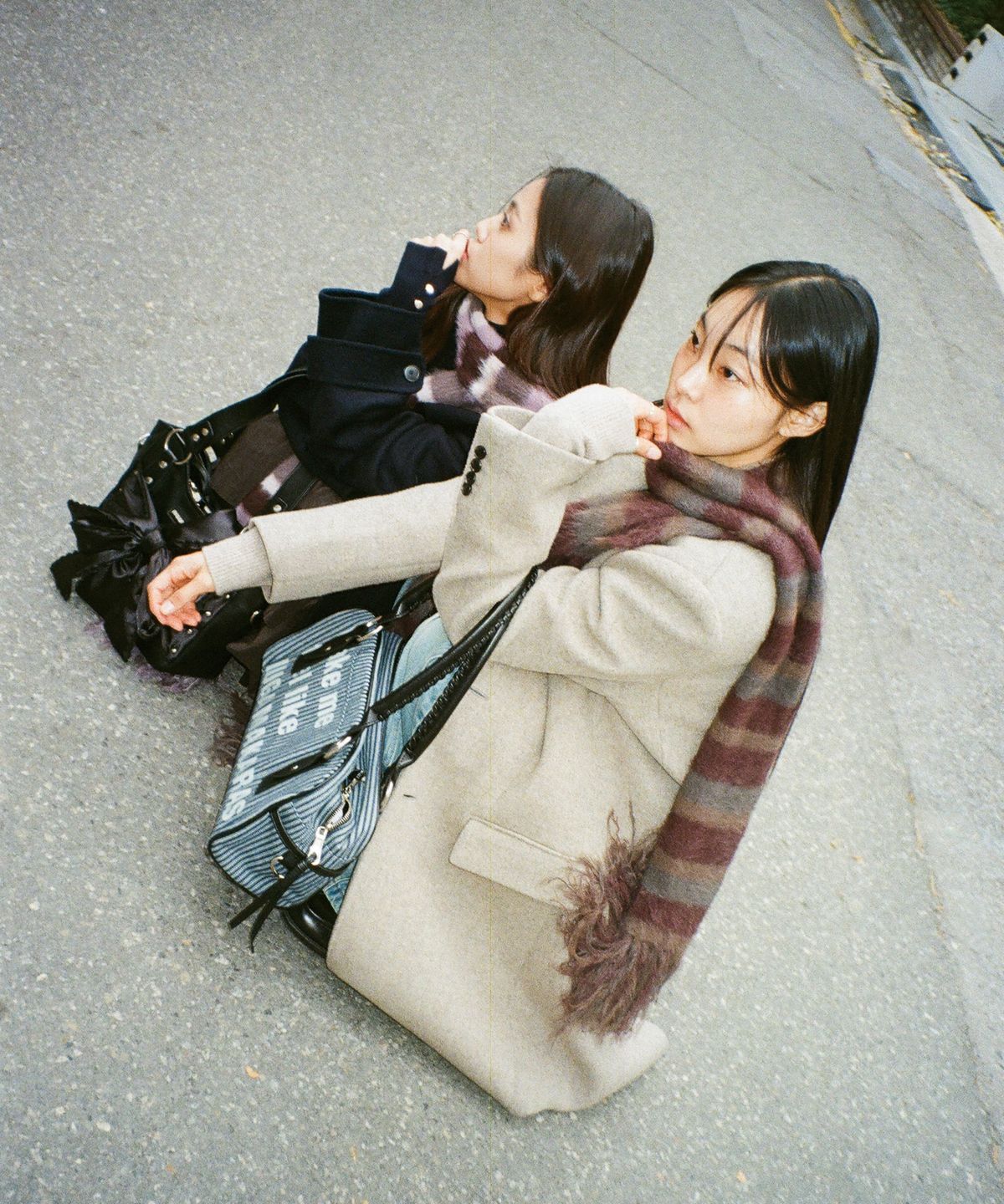 이우가마카라스(IUGAMAKARAS) Striped Hairy Bold Muffler (Brown)
