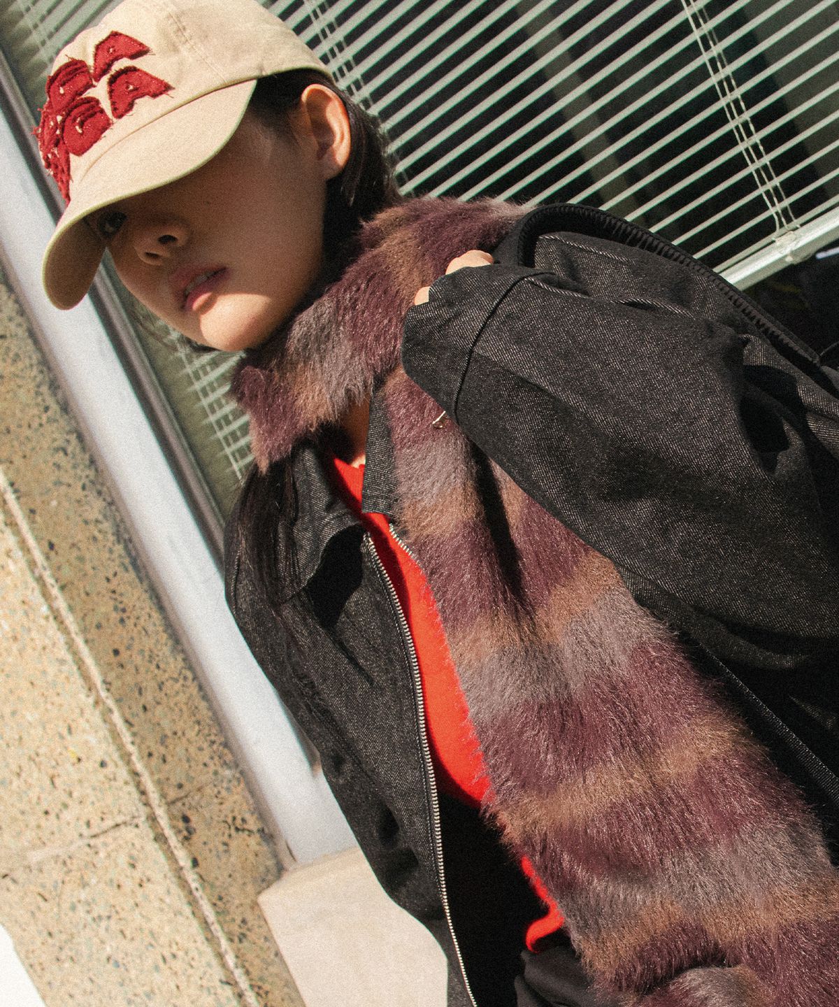 이우가마카라스(IUGAMAKARAS) Striped Hairy Bold Muffler (Brown)