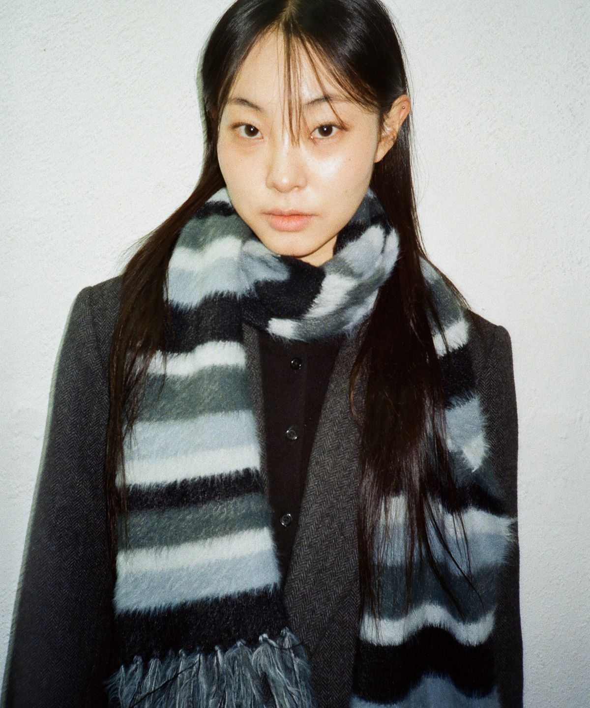 이우가마카라스(IUGAMAKARAS) Striped Hairy Bold Muffler (Blue)