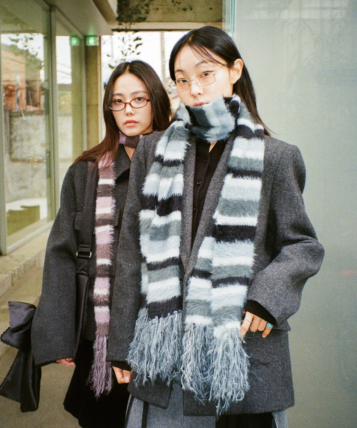 이우가마카라스(IUGAMAKARAS) Striped Hairy Bold Muffler (Blue)