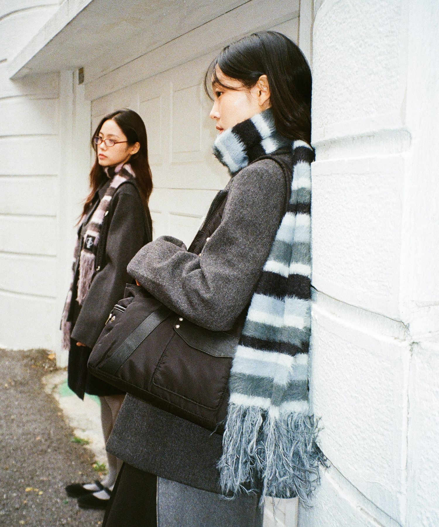 MUSINSA | IUGAMAKARAS Striped Hairy Bold Muffler (Blue)