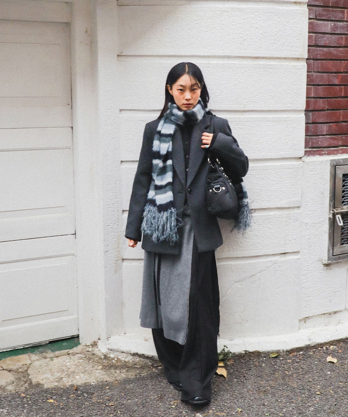 이우가마카라스(IUGAMAKARAS) Striped Hairy Bold Muffler (Blue)