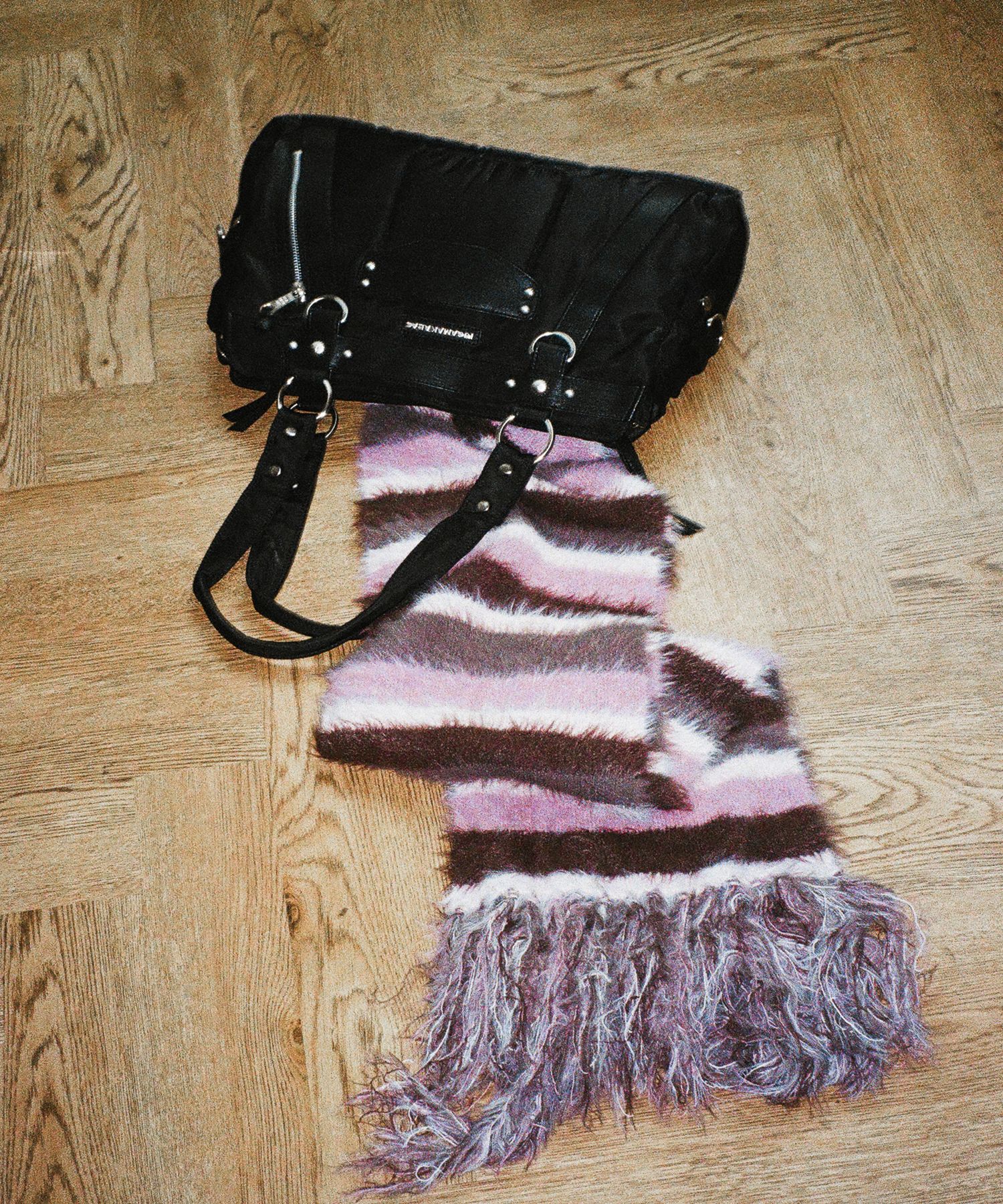 ◇IUGAMAKARAS◇ Striped Hairy Bold Muffler (Pink) MUSINSA | IUGAMAKARAS Striped Hairy Bold Muffler (Pink)