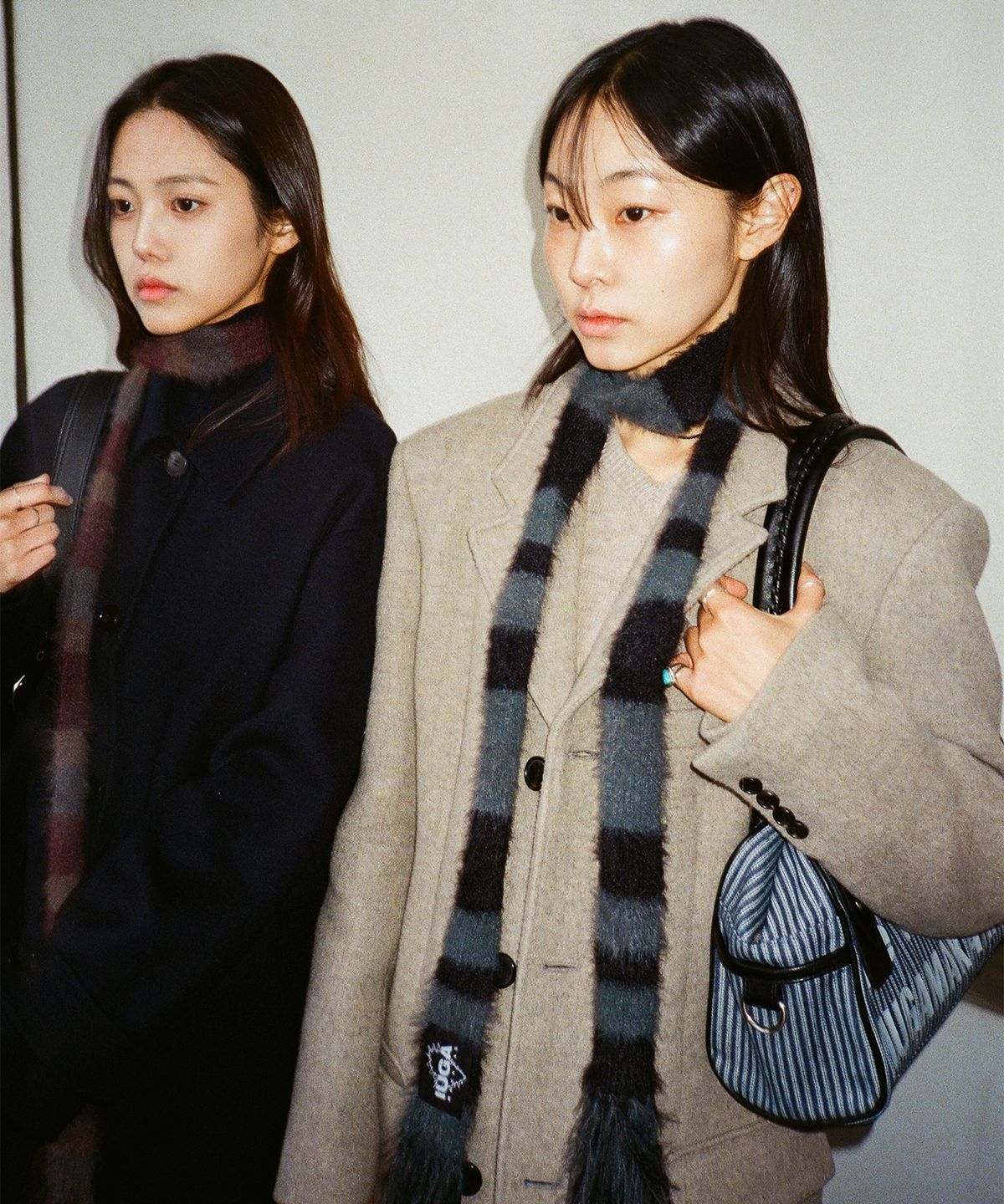 이우가마카라스(IUGAMAKARAS) Striped Hairy Skinny Muffler (Black)