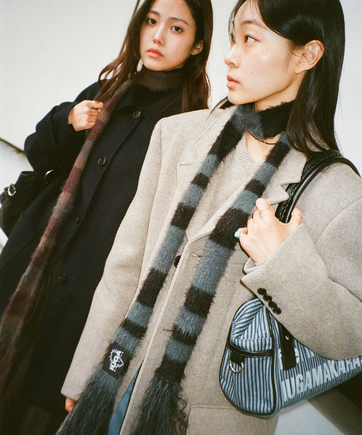 이우가마카라스(IUGAMAKARAS) Striped Hairy Skinny Muffler (Black)