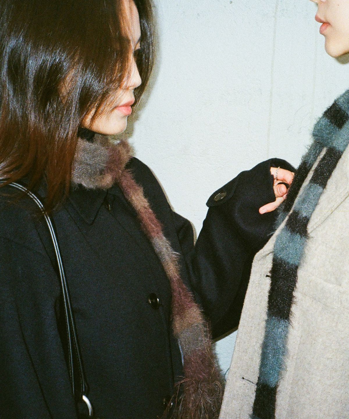 이우가마카라스(IUGAMAKARAS) Striped Hairy Skinny Muffler (Brown)