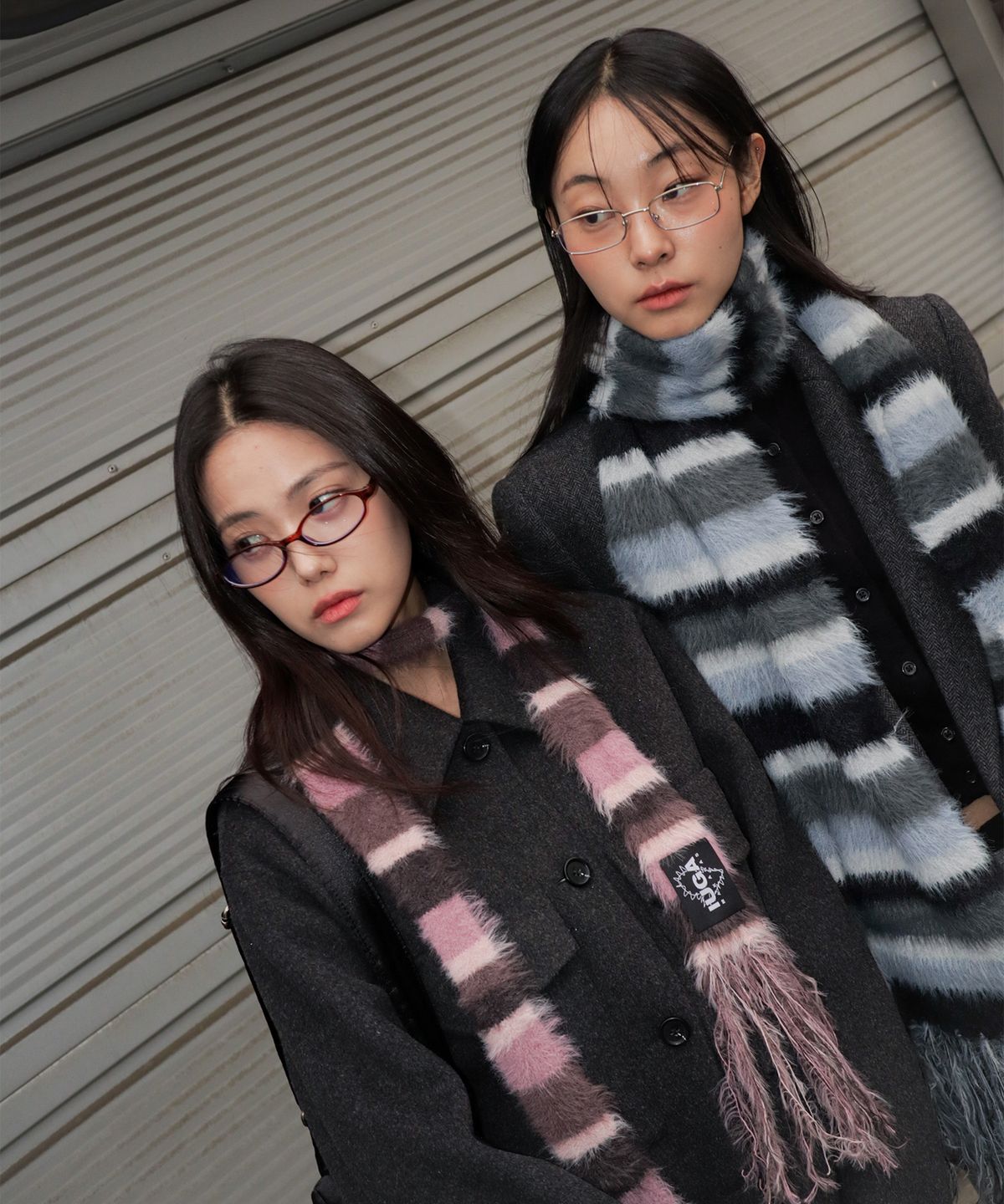 이우가마카라스(IUGAMAKARAS) Striped Hairy Skinny Muffler (Pink)